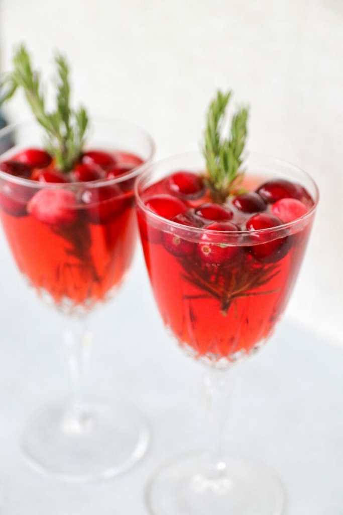 Poinsettia Cocktail with Champagne and Cranberry