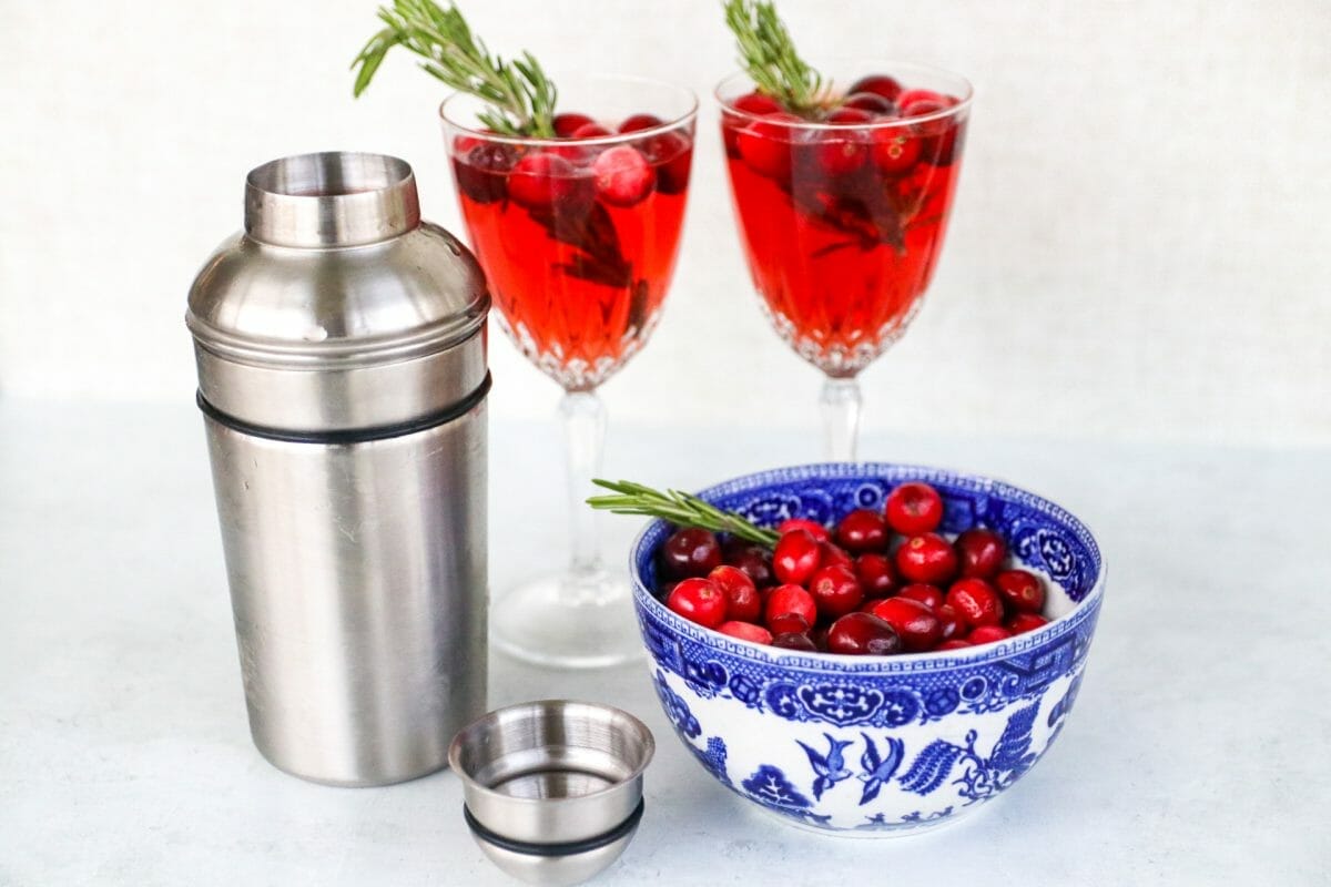 Poinsettia Cocktail with Champagne and Cranberry