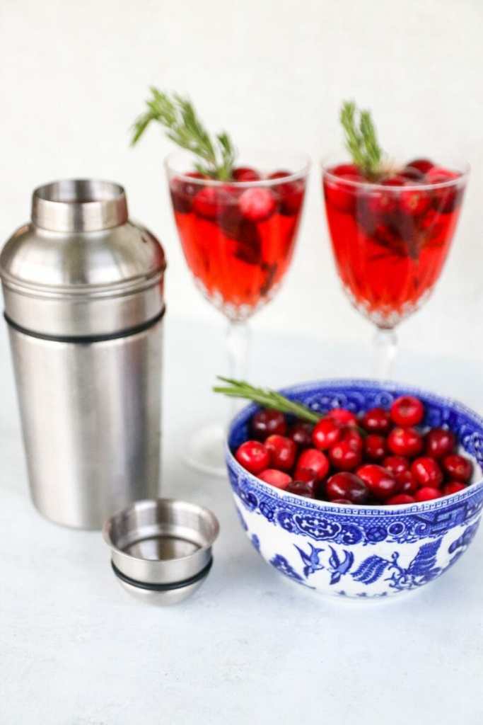 Poinsettia Cocktail with Champagne and Cranberry